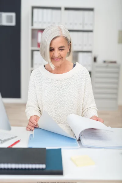 Stilvolle Seniorin im Büro — Stockfoto