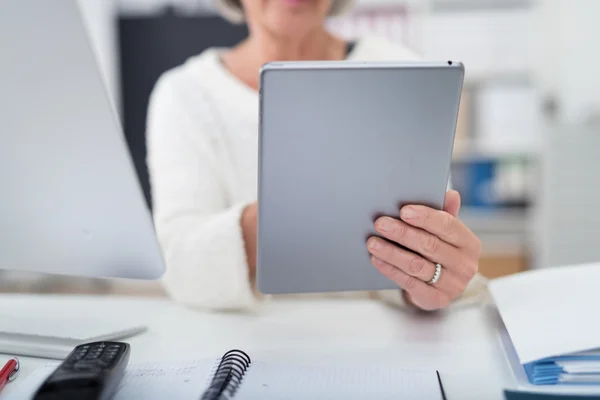 Empresaria en su mesa usando Tablet Computer —  Fotos de Stock