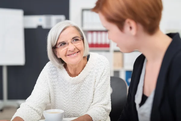 Senior Businesswoman Looking at her Colleague — 스톡 사진