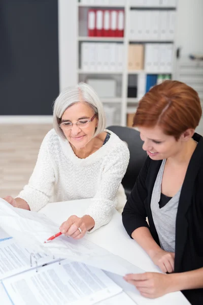 Senior Office Woman Trains her New Colleague — Stock Photo, Image