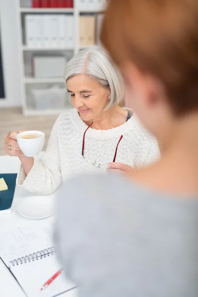 Zufriedene Seniorin beim Lesen einiger Dokumente — Stockfoto