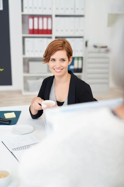 Mujer de oficina con café mirando a su colega —  Fotos de Stock