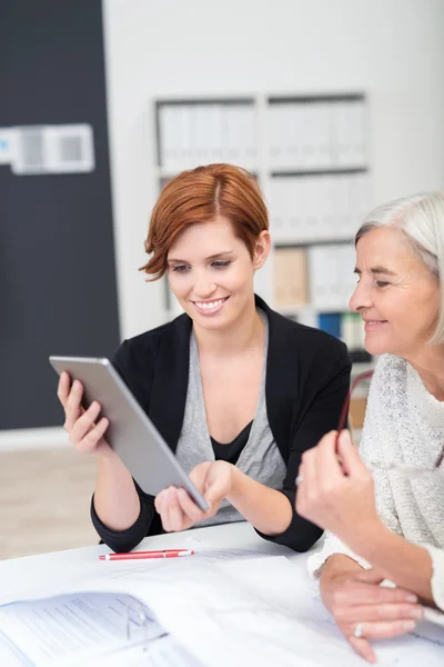 Felice ufficio donne guardando la tavoletta insieme — Foto Stock