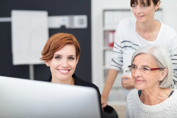 Ufficio donna con i suoi due colleghi accanto a lei — Foto Stock