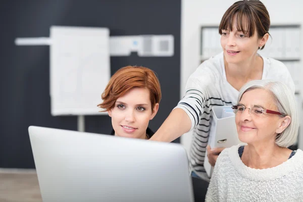 Office Women Looking at Computer Screen Together — ストック写真