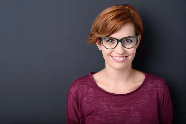 Mulher usando óculos com um sorriso lindo — Fotografia de Stock