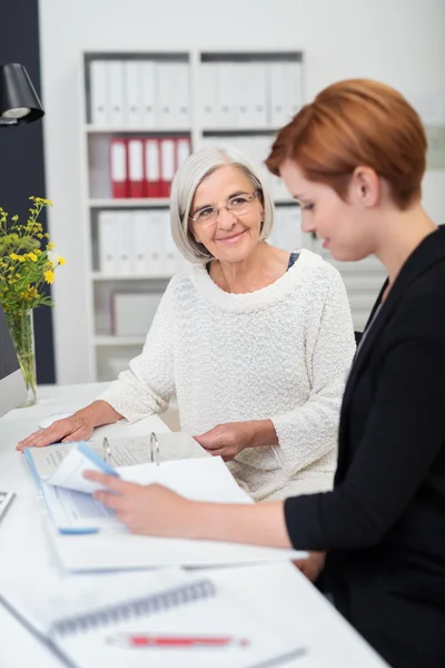 Empresaria Senior Asistiendo a Jóvenes Colegas — Foto de Stock