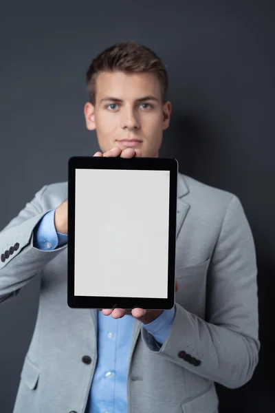 Empresario mostrando tableta con pantalla blanca vacía —  Fotos de Stock