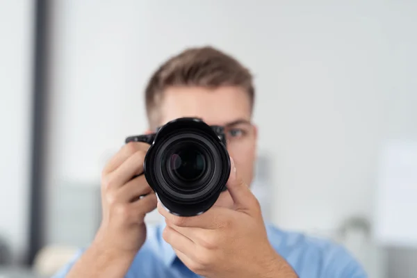 Hombre tomando una fotografía — Foto de Stock