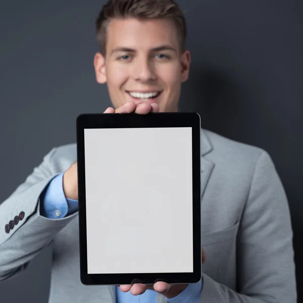 Empresario mostrando una tableta en blanco-pc —  Fotos de Stock