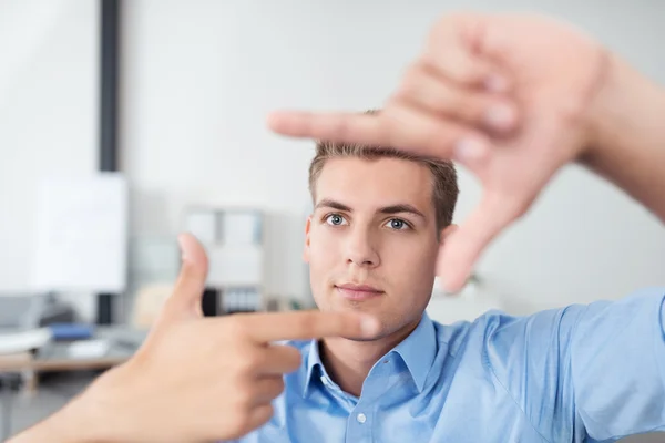 Pensativo hombre de negocios que hace el gesto del marco de la mano —  Fotos de Stock