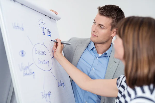 Jovens Empresários Fazendo Diagrama Conceitual — Fotografia de Stock