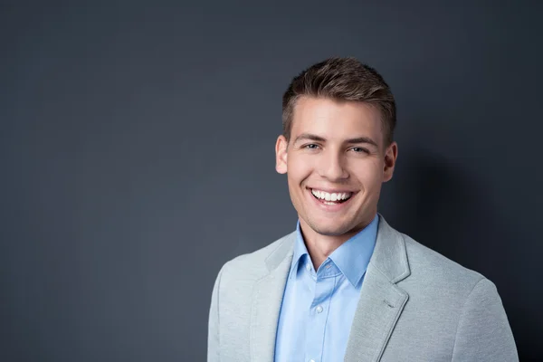 Sonriendo vivaz joven feliz —  Fotos de Stock