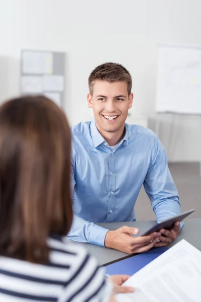 Bonito empresário conversando com seu colega — Fotografia de Stock