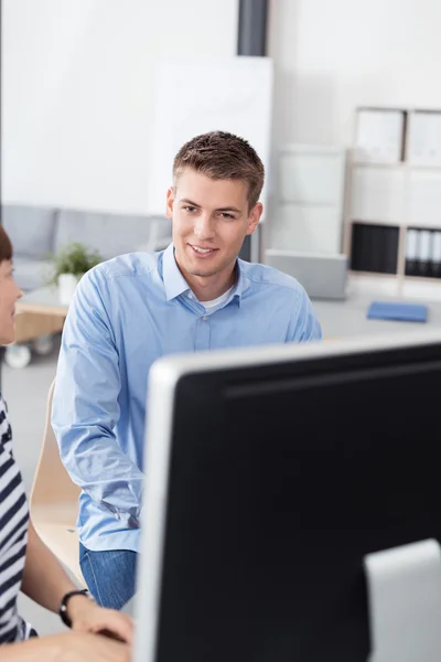 Hombre de negocios guapo escuchando a su supervisor — Foto de Stock