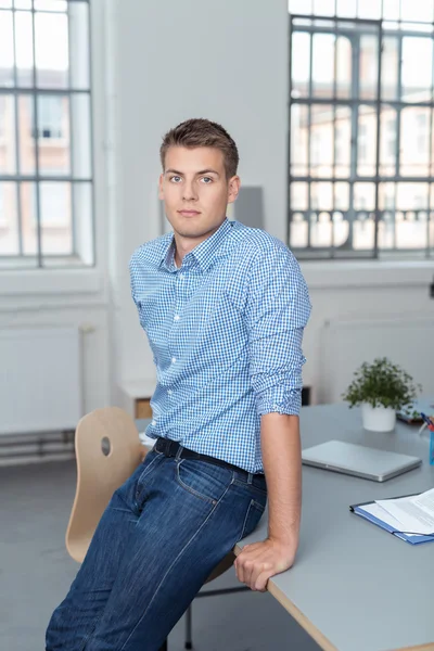 Businessman Leaning his Back Against Table — Stockfoto