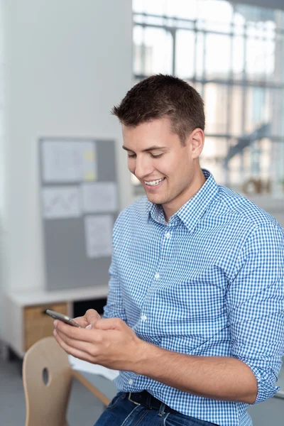 Feliz Empresario Usando Teléfono en la Oficina —  Fotos de Stock