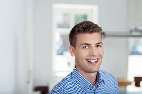 Glad ung affärsman inne på kontoret — Stockfoto