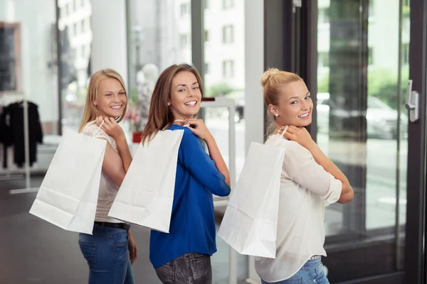 Meninas segurando sacos de compras sobre seus ombros — Fotografia de Stock