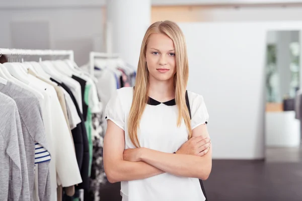 Fiduciosa giovane donna dentro negozio di abbigliamento — Foto Stock