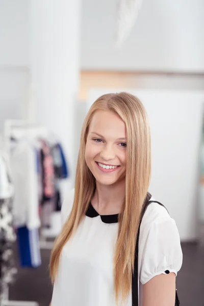 衣料品店で魅力的な女の子のハーフボディショット — ストック写真