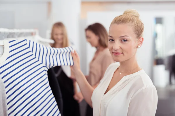 Donna che mostra la camicia su rotaia alla fotocamera — Foto Stock