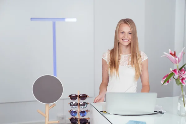 Szép szőke lány a pénztár Counter a laptop — Stock Fotó