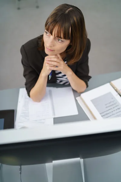 Pensive Empresária Sentado em sua mesa — Fotografia de Stock