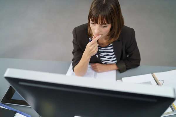 Mujer de negocios frente a su monitor de computadora —  Fotos de Stock