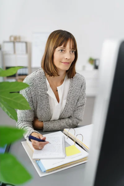 彼女の机にコンピューターで作業して実業家 — ストック写真