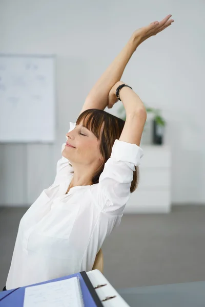 Mujer de negocios reflexiva estirando sus brazos —  Fotos de Stock