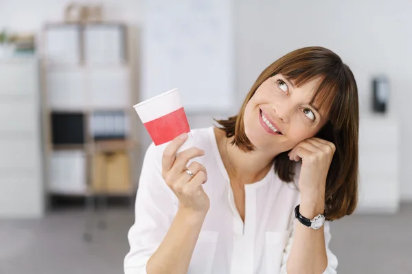 Oficina reflexiva mujer sosteniendo taza de café —  Fotos de Stock