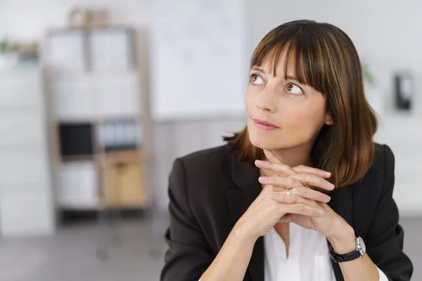 Fermer Pensive Businesswoman Looking Up — Photo