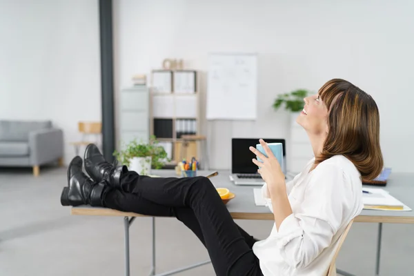 Office vrouw met koffie ontspannen aan haar tafel — Stockfoto