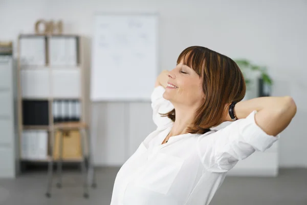 Mujer de negocios reflexiva con las manos en la cabeza —  Fotos de Stock