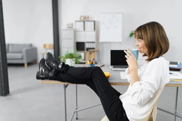 Escritório pensativo Mulher com pernas na mesa — Fotografia de Stock