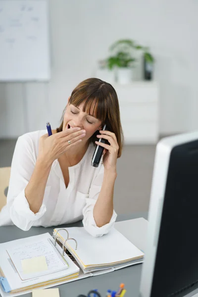 Cansado escritório mulher falando com alguém no telefone — Fotografia de Stock