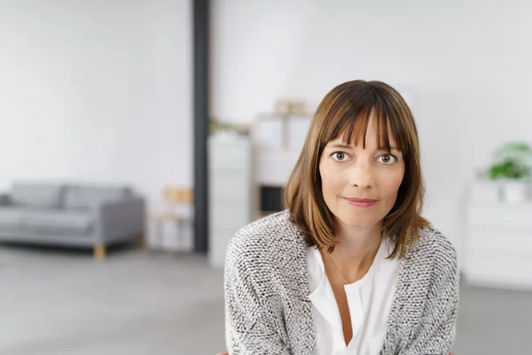 Femme d'affaires à l'intérieur du bureau — Photo