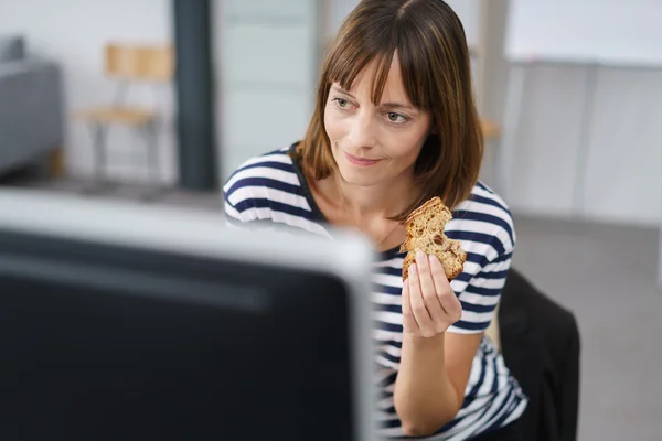 Mujer sosteniendo un pan — Foto de Stock