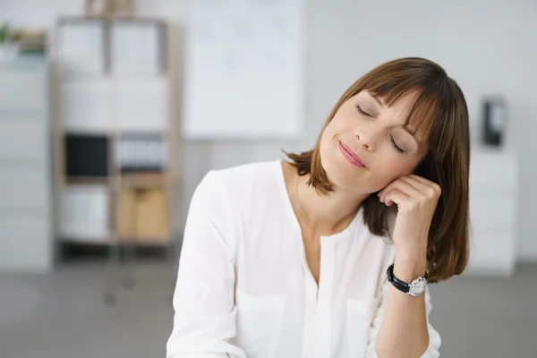 Mujer de oficina pensativa con los ojos cerrados — Foto de Stock