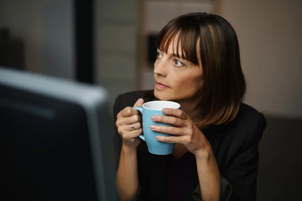 Nachdenkliche Geschäftsfrau mit einer Tasse Kaffee — Stockfoto