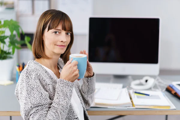 Femme de bureau tenant une tasse de café — Photo