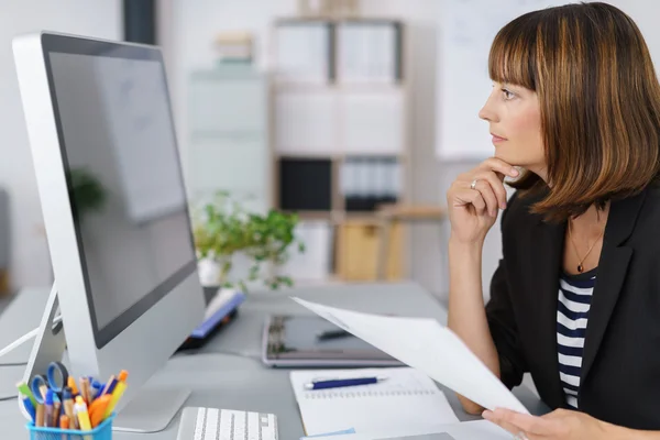 Businesswoman Looking at her Computer Seriously — Stok fotoğraf