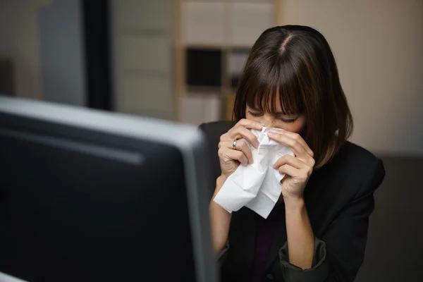 Donna d'affari con febbre invernale e freddo — Foto Stock