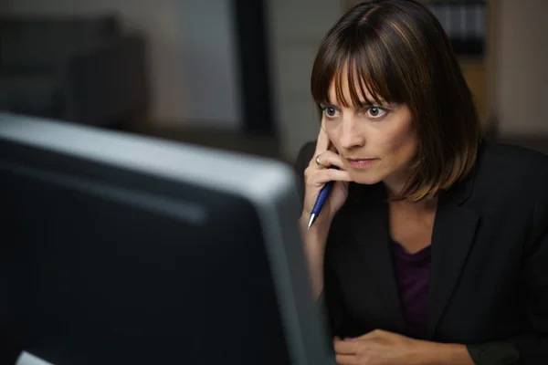 Intensive junge Geschäftsfrau — Stockfoto