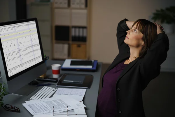 Nachdenkliche Geschäftsfrau sitzt an ihrem Bürotisch — Stockfoto