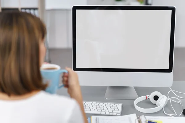 Geschäftsfrau blickt auf leeren Computerbildschirm — Stockfoto