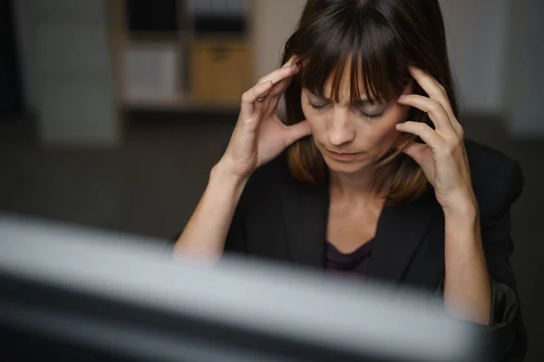 Mujer de negocios que sufre de dolor de cabeza — Foto de Stock