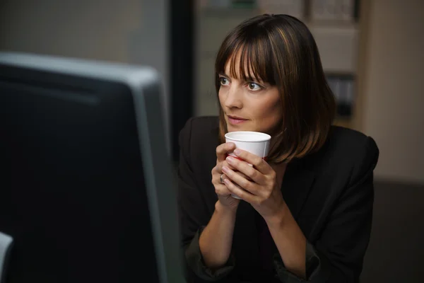 Office vrouw die werkt op computer — Stockfoto