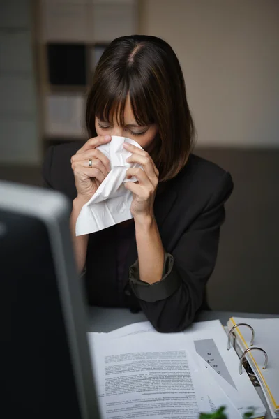 Geschäftsfrau bläst in die Nase — Stockfoto